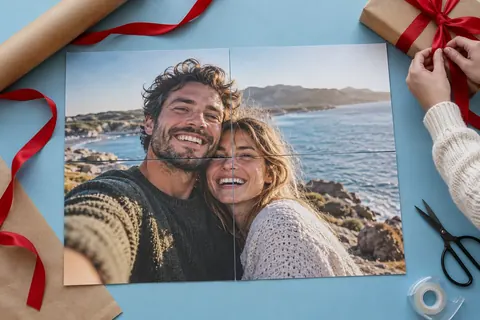 Póster con una foto de pareja unido con cuatro hojas junto a papel de regalo
